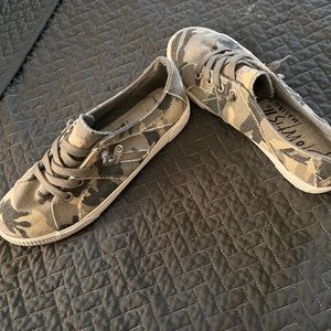 Woman’s shoes size 9